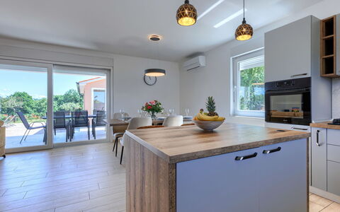 Villa Fortuna: Meubles, Sol, Design Intérieur, Comptoir, Bois, Sol, Cuisine, Plafond, Domicile, Cabinetry
