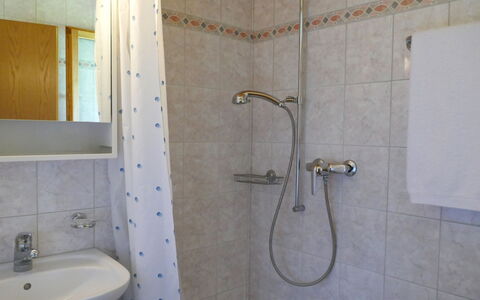Rustico Carcarida: Luminaire Plomberie, Salle De Bains, Sol, Design Intérieur, Sol, Lavabo, Plomberie, Robinet, Tete De Douche, Douche