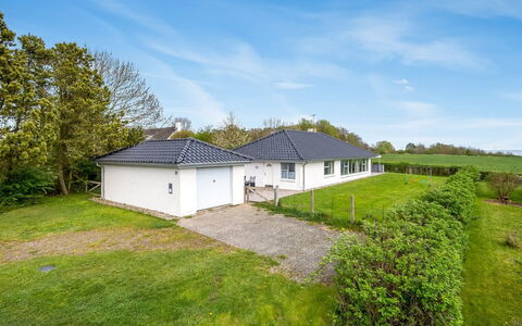 Christan - 350M from the Sea: Maison, Domicile, Porte, Toit, Chalet, Biens, Jardin, Ombre, Siding, Cour