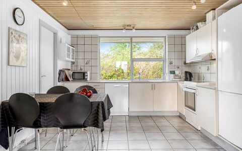 Christan - 350M from the Sea: Maison, Domicile, Porte, Toit, Chalet, Biens, Jardin, Ombre, Siding, Cour