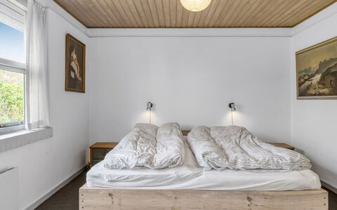 Christan - 350M from the Sea: Maison, Domicile, Porte, Toit, Chalet, Biens, Jardin, Ombre, Siding, Cour