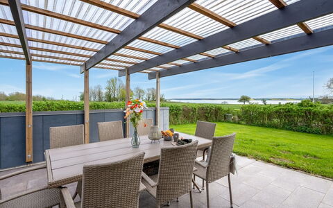 Christan - 350M from the Sea: Maison, Domicile, Porte, Toit, Chalet, Biens, Jardin, Ombre, Siding, Cour