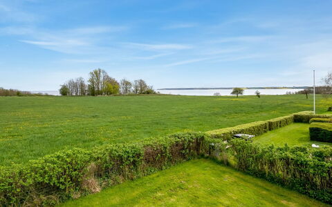Christan - 350M from the Sea: Maison, Domicile, Porte, Toit, Chalet, Biens, Jardin, Ombre, Siding, Cour