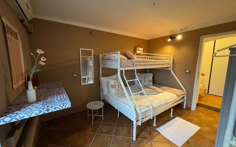 Cottage Wisteria: Meubles, Chambre, Lit, Design Intérieur, Sol, Sol, Literie, Drap De Lit, Pièce, Plafond