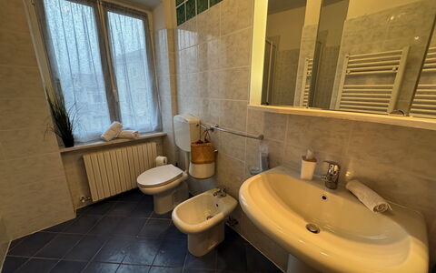 Cottage Wisteria: Sol, Luminaire Plomberie, Sol, Salle De Bains, Lavabo, Évier, Siège De Toilette, Plomberie, Robinet, Design Intérieur