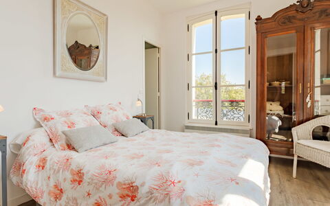 Les Jardins de Cabourg: Meubles, Lit, Design Intérieur, Chambre, Mur, Literie, Drap De Lit, Sol, Bois, Pièce