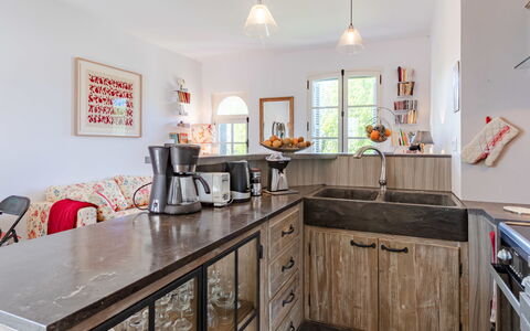 Les Jardins de Cabourg: Cuisine, Comptoir, Meubles, Design Intérieur, Sol, Cabinetry, Bois, Appareil De Cuisine, Sol, Électroménager