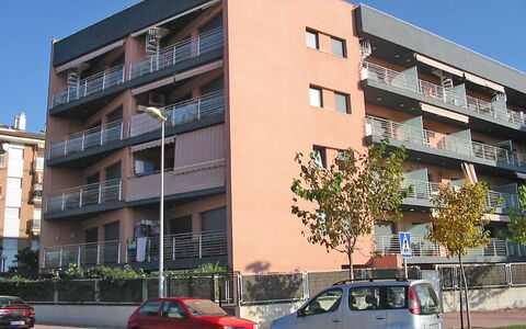 Tramuntana: Zone Résidentielle, Bâtiment, Appartement, Propriété, Quartier, Architecture, Ville, Véhicule, Façade, Usage Mixte