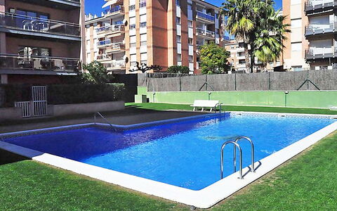 Tramuntana: Bâtiment, Plante, L'Eau, Fenêtre, Piscine, Bleu Azur, Rectangle, Design Intérieur, Design Urbain, Ombre