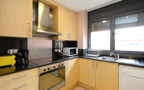 Tramuntana: Propriété, Comptoir, Pièce, Cuisine, Cabinetry, Meubles, Bâtiment, Jaune, Design Intérieur, Immobilier