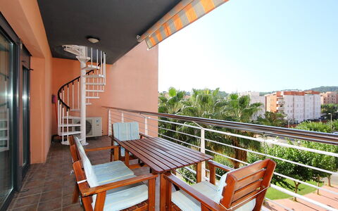 Tramuntana: Propriété, Immobilier, Bâtiment, Maison, Zone Résidentielle, Pièce, Domicile, Architecture, Toit, Balcon
