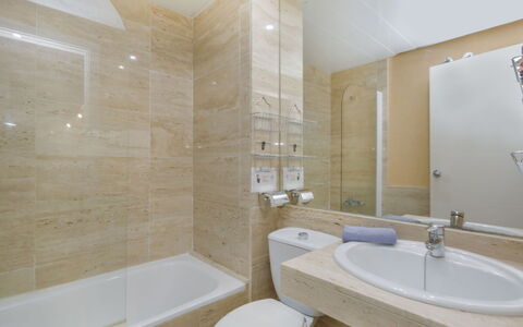 Tramuntana: Salle De Bains, Luminaire Plomberie, Sol, Évier, Sol, Design Intérieur, Toilette, Lavabo, Siège De Toilette, Robinet