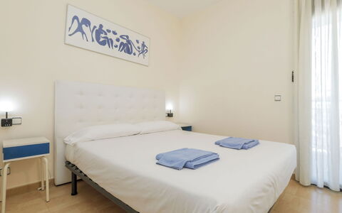 Tramuntana: Design Intérieur, Chambre, Sol, Lit, Meubles, Drap De Lit, Literie, Cadre De Lit, Pièce, Appartement