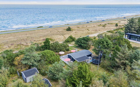 Kaj - 75M from the Sea: Végétation, Arbuste, Printemps, Chalet, Jardin, Ombre, Arrière-Cour, Cour, Chaise