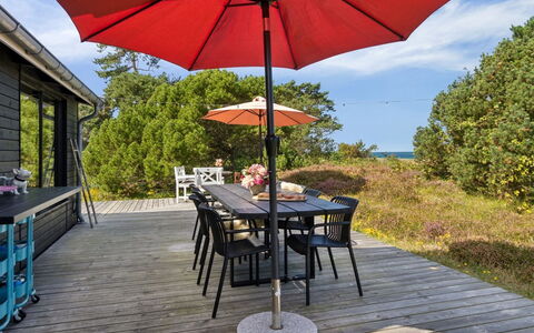 Kaj - 75M from the Sea: Végétation, Arbuste, Printemps, Chalet, Jardin, Ombre, Arrière-Cour, Cour, Chaise