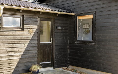 Arnkil - 250M from the Sea: Toit, Maison, Domicile, Chalet, Porte, Siding, Plate-Forme, Porche, Planche, Dur