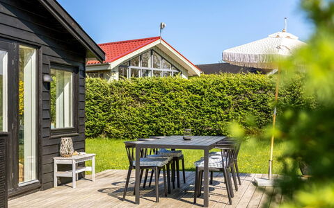 Arnkil - 250M from the Sea: Toit, Maison, Domicile, Chalet, Porte, Siding, Plate-Forme, Porche, Planche, Dur