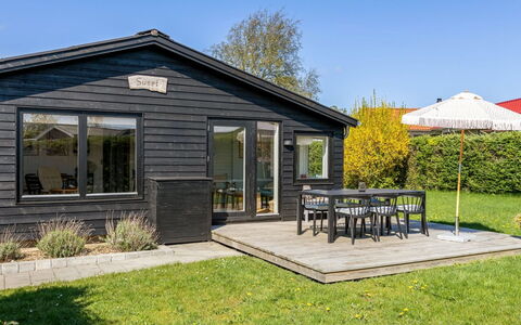 Arnkil - 250M from the Sea: Toit, Maison, Domicile, Chalet, Porte, Siding, Plate-Forme, Porche, Planche, Dur