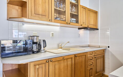 Rosie-Dolní Náměstí: Cabinetry, Comptoir, Cuisine, Bois, Appareil De Cuisine, Meubles, Design Intérieur, Placard, Sol, Principaux Appliance