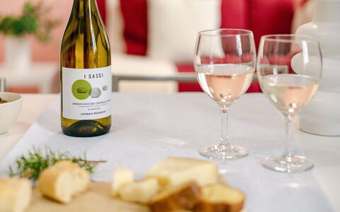 Movie Suite Jesi: Aliments, Vaisselle, Bouteille, Ingrédient, Bar, Drinkware, Bouteille En Verre
