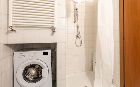 Movie Suite Jesi: Salle De Bains, Design Intérieur, Luminaire Plomberie, Sol, Sol, Plomberie, Robinet, Pièce, Toilette, Miroir