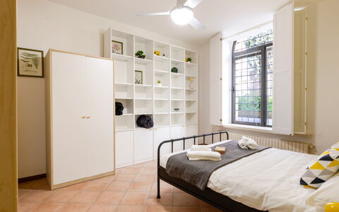 Movie Suite Jesi: Meubles, Design Intérieur, Sol, Mur, Sol, Chambre, Étagère, Lit, Bois, Rayonnage