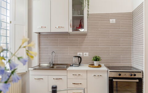 Movie Suite Jesi: Cuisine, Comptoir, Appareil De Cuisine, Cabinetry, Principaux Appliance, Meubles, Bois, Design Intérieur, Evier, Domicile