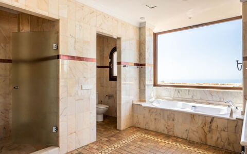Serena Marbella: Sol, Sol, Luminaire Plomberie, Design Intérieur, Tuile, Plafond, Salle De Bains, Plomberie, Baignoire