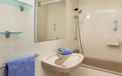 Aroca: Lavabo, Salle De Bains, Luminaire Plomberie, Sol, Évier, Mur, Sol, Design Intérieur, Robinet, Miroir
