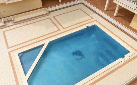 Ed. Villa Magna: Sol, Sol, Composite, Piscine, Tache De Bois, Conception, Tuile, Vernis
