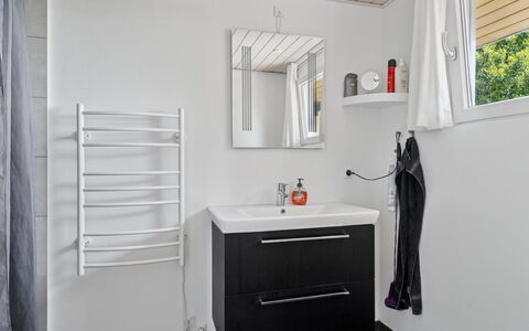 Erin - 200M from the Sea: Sol, Sol, Luminaire Plomberie, Design Intérieur, Plomberie, Salle De Bains, Armoire De Toilette, Tuile, Pièce