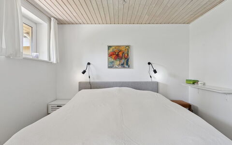 Erin - 200M from the Sea: Lit, Design Intérieur, Chambre, Mur, Sol, Sol, Plafond, Meubles, Bois, Drap De Lit