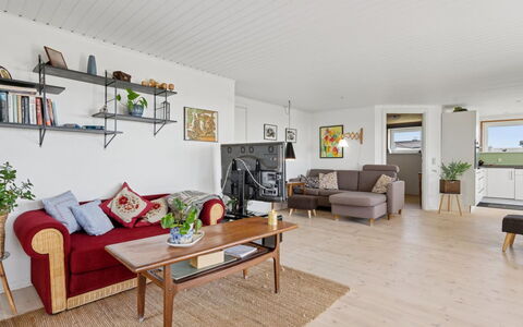 Erin - 200M from the Sea: Meubles, Canapé, Sol, Design Intérieur, Bois, Sol, Plafond, Salon, Parquet, Table