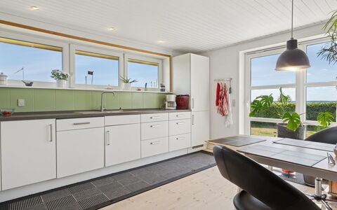 Erin - 200M from the Sea: Cuisine, Sol, Design Intérieur, Comptoir, Sol, Bois, Plafond, Appareil De Cuisine, Cabinetry, Meubles