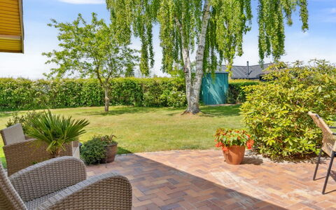 Erin - 200M from the Sea: Herbe, Arbuste, Jardin, Lot Terre, Ombre, Pelouse, Mobilier De Jardin, Couverture De Sol, Aménagement Paysager