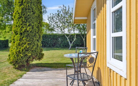 Erin - 200M from the Sea: Lot Terre, Chalet, Jardin, Pelouse, Porche, Tache De Bois, Ombre, Cour, Aménagement Paysager, Arrière-Cour