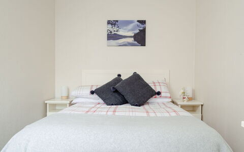 Lodge 4: Lit, Meubles, Literie, Chambre, Design Intérieur, Drap De Lit, Bois, Linge, Pièce, Sol