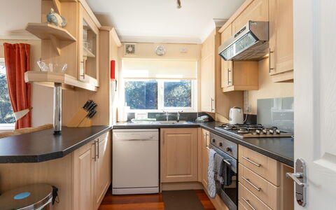 Lodge 5: Cuisine, Appareil De Cuisine, Comptoir, Principaux Appliance, Meubles, Design Intérieur, Cabinetry, Cuisinière, Bois, Électroménager