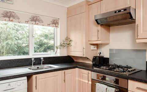 Lodge 7: Cuisine, Appareil De Cuisine, Comptoir, Principaux Appliance, Cabinetry, Design Intérieur, Cuisinière, Le Fourneau, Meubles, Gaz Poele