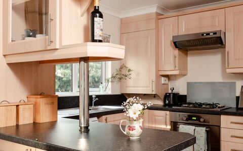 Lodge 7: Cuisine, Meubles, Appareil De Cuisine, Cabinetry, Bois, Design Intérieur, Comptoir, Sol, Électroménager, Placard