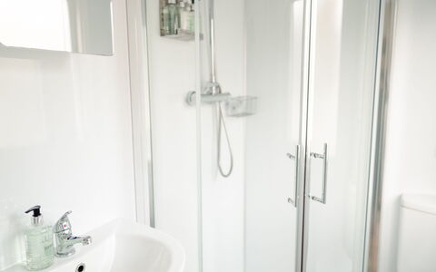 Lodge 8: Design Intérieur, Sol, Sol, Pièce, Luminaire Plomberie, Lavabo, Salle De Bains, Évier, Chambre, Linge