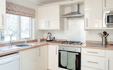 Lodge 8: Cuisine, Comptoir, Appareil De Cuisine, Principaux Appliance, Cabinetry, Design Intérieur, Électroménager, Évier, Meubles, Domicile