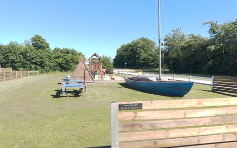 Franzisca - 200M to the Fjord: Pôle, Parc, Pelouse, Équipement Extérieur Play, Ombre, Cour, Extérieur Banc, Banc, Planche