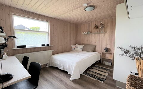 Sejer - 350M from the Sea: Sol, Sol, Design Intérieur, Chambre, Bois, Meubles, Lit, Plafond, Pièce, Parquet