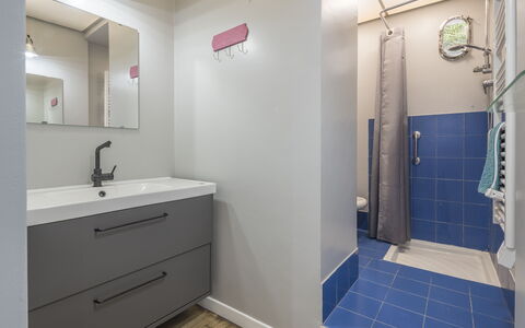 Central Cozy Nest With Parking, Bogliasco: Sol, Sol, Luminaire Plomberie, Mur, Salle De Bains, Armoire De Toilette, Lavabo, Design Intérieur, Évier, Plomberie