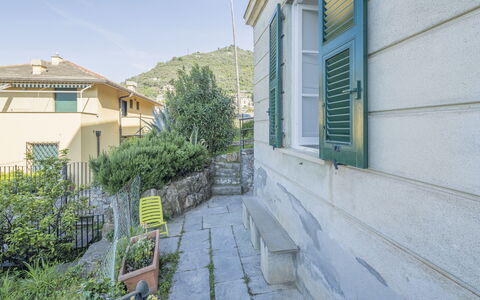 Central Cozy Nest With Parking, Bogliasco: Mur, Composite, Porte, Béton, Ombre, Plante D'Appartement, Dalle, Pot De Fleur, Balcon, Escaliers
