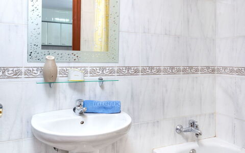 Fleming: Salle De Bains, Propriété, Pièce, Tuile, Robinet, Mur, Design Intérieur, Céramique, Sol, Accessoire Salle De Bain