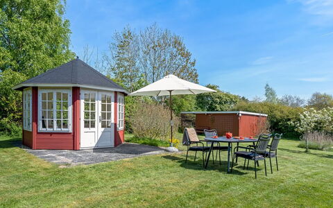 Oona - 700M from the Sea: Biens, Ombre, Allée, Ferme