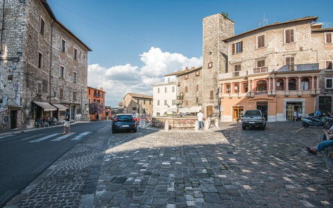Casa Rosmarino, Ac, Wifi, Narni: Bâtiment, Mur, Fenêtre, Ville, Surface De La Route, Ville, Façade, Architecture, Quartier, Rue