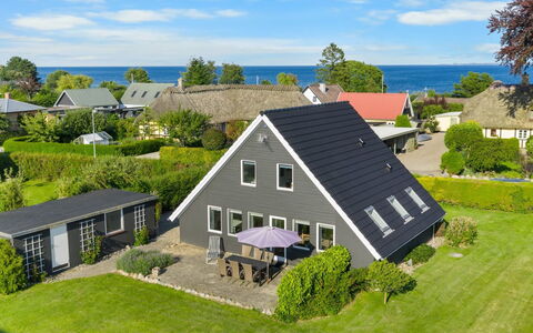 Begitte - 200M from the Sea: Bleu, Arbuste, Chalet, Couverture De Sol, Jardin, Biens, Ombre, Aménagement Paysager, Ferme, Eco Hôtel